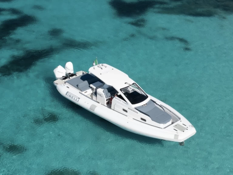 Pronájem jachty v Porto Cervo -Pirelli Pirelli 35 na Samboatu