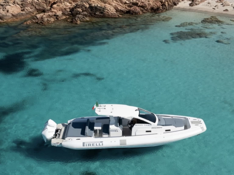 Pronajmout si Pirelli Pirelli 35 v Porto Cervo