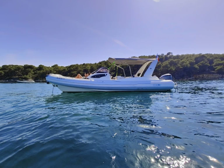 Polotuhá loď k pronájmu v Mandelieu-la-Napoule za nejlepší cenu