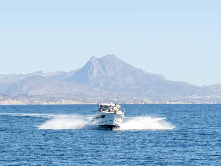 Pronajmout si Jeanneau Merry Fisher 895 Cruiser v Alicante