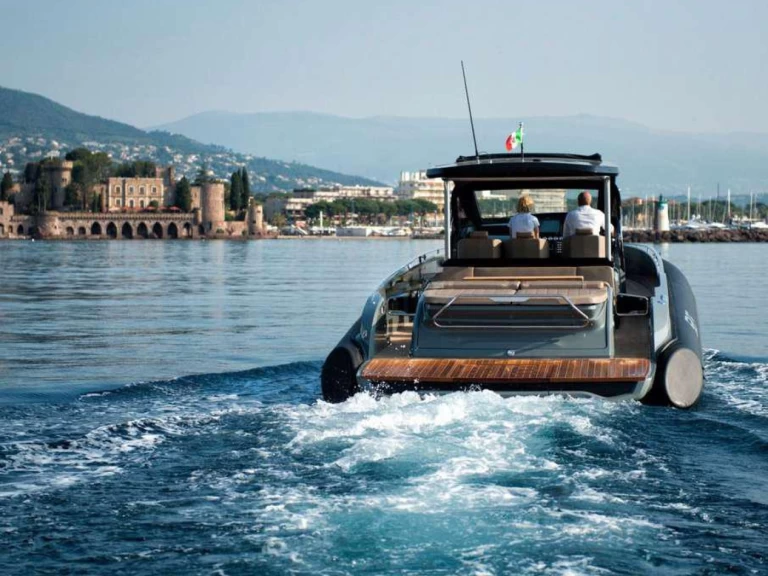 Pronájem lodi Sacs REBEL 47 v Cannes na Samboatu