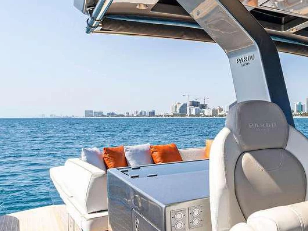 Pronajmout Motorová loď se skipperem či ne Pardo Yachts v Cannes