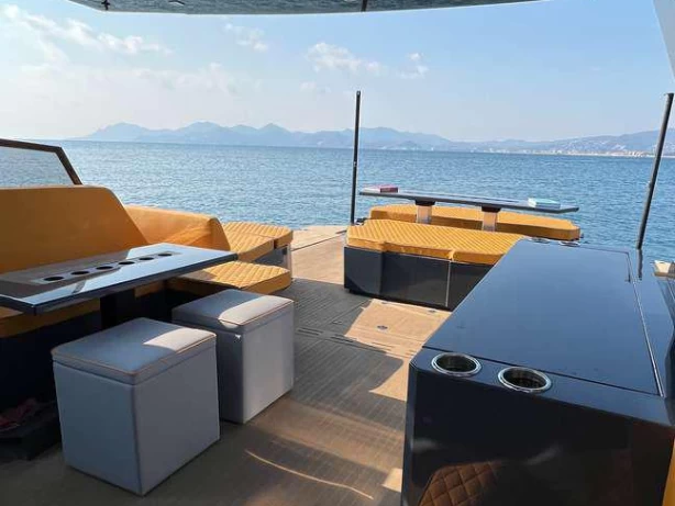 OKEAN 55 jednotlivci a charterové společnosti v Cannes