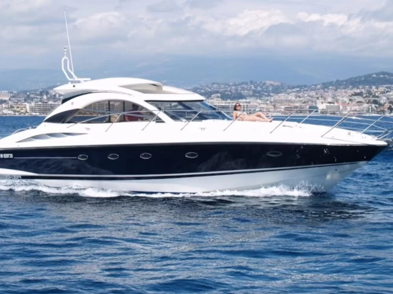 Pronájem Motorová loď Sunseeker s licencí