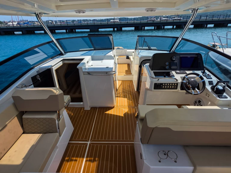 Motorová loď k pronájmu v Pula za nejlepší cenu