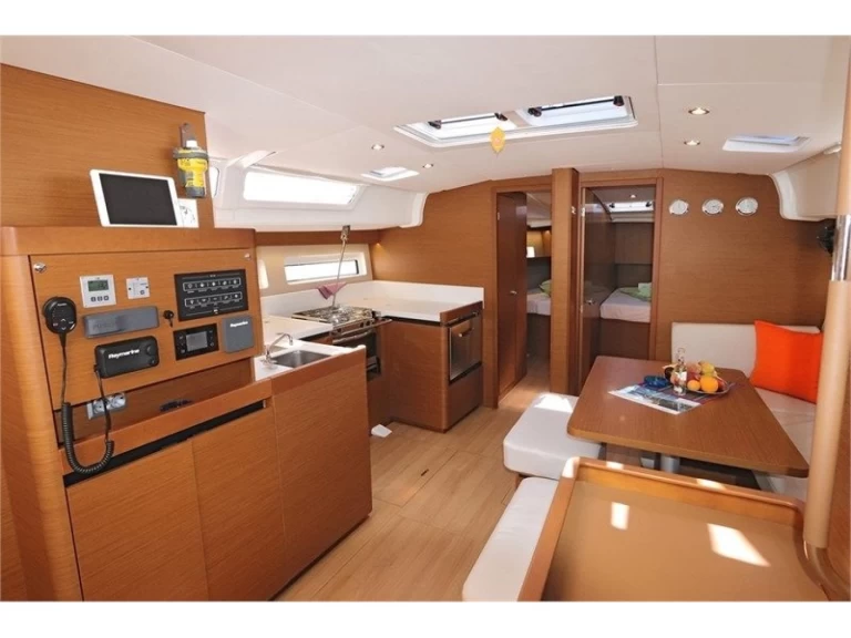 Jeanneau Sun Odyssey 490 jednotlivci a charterové společnosti v Alimos