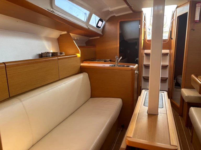 Jeanneau Sun Odyssey 33i jednotlivci a charterové společnosti v Gouvia