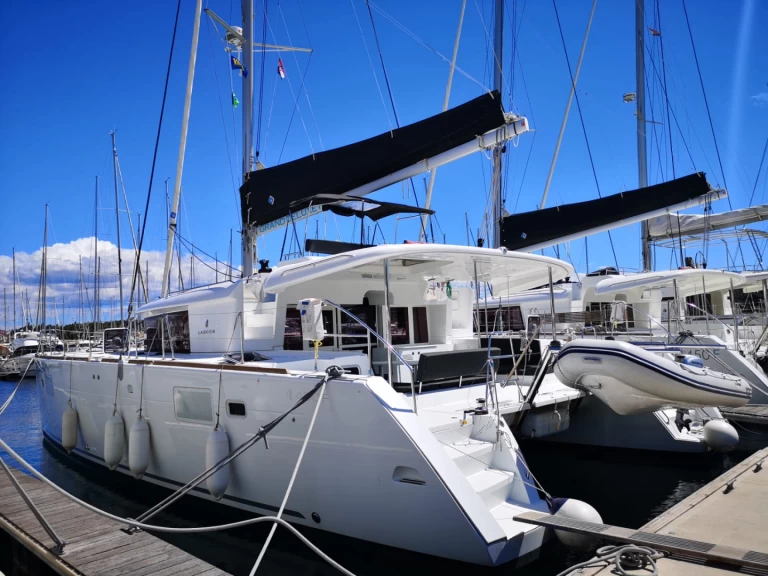 Pronajmout Katamarán se skipperem či ne Lagoon v Šibenik 