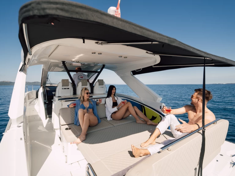 Pronájem Motorová loď Jeanneau s licencí