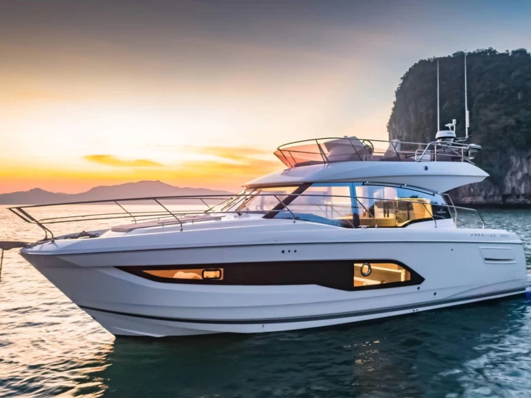 Motorová loď k pronájmu v Juan-les-Pins za nejlepší cenu