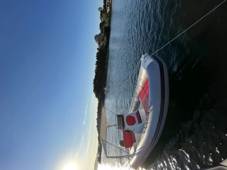 Polotuhá loď k pronájmu v Port of Cannigione za nejlepší cenu