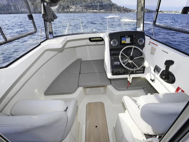 Pronájem Motorová loď Quicksilver s licencí