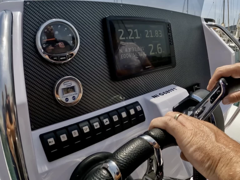 Polotuhá loď k pronájmu v Mandelieu-la-Napoule za nejlepší cenu