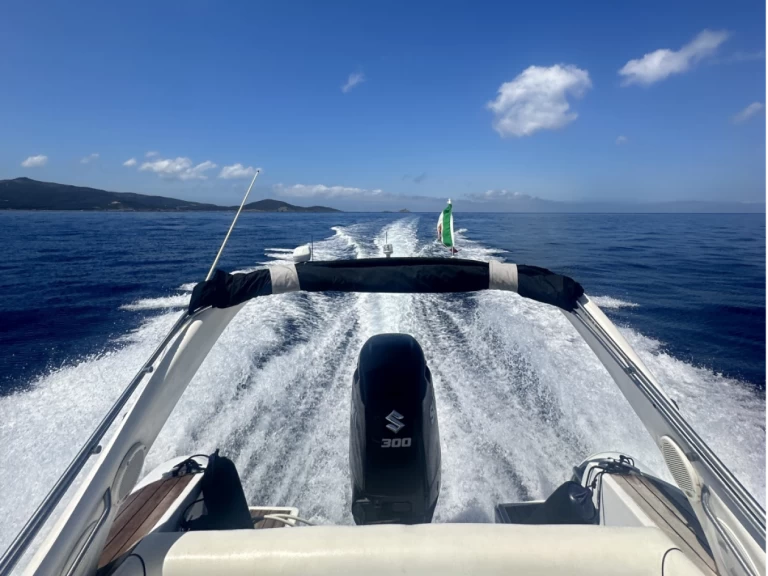 Legar 800 jednotlivci a charterové společnosti v Viareggio