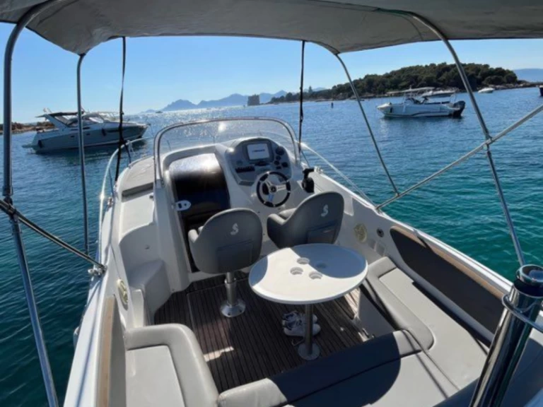 Pronájem Motorová loď Bénéteau s licencí