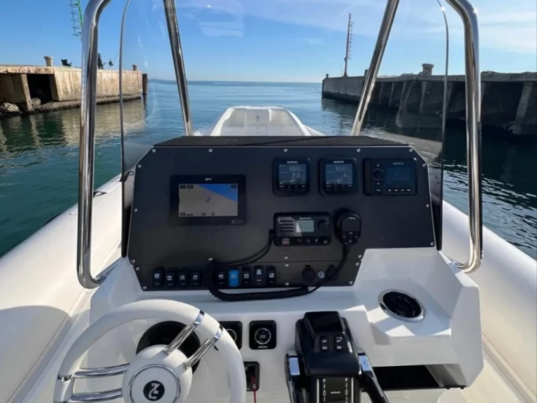 Pronájem Polotuhá loď Nuova Jolly s licencí