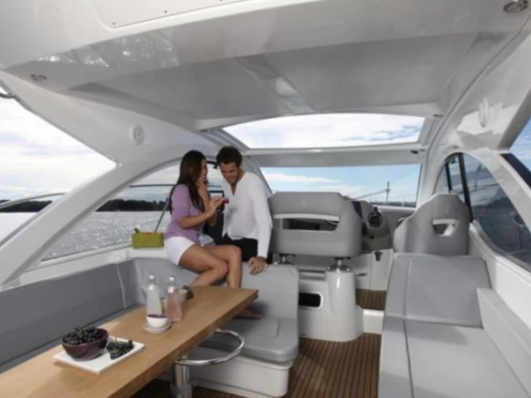 Pronájem Motorová loď Gran Turismo s licencí