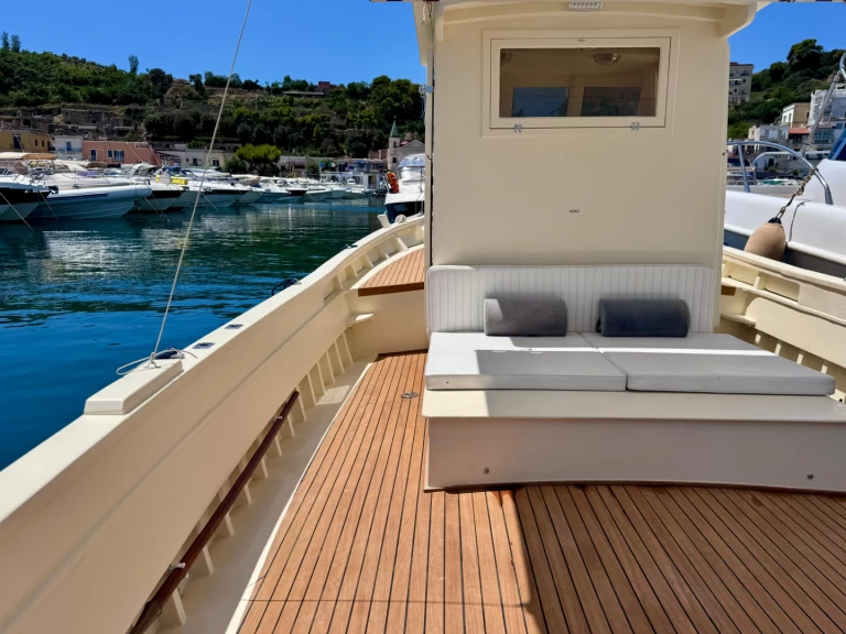 F.lli Mileo Gozzo jednotlivci a charterové společnosti v Baia