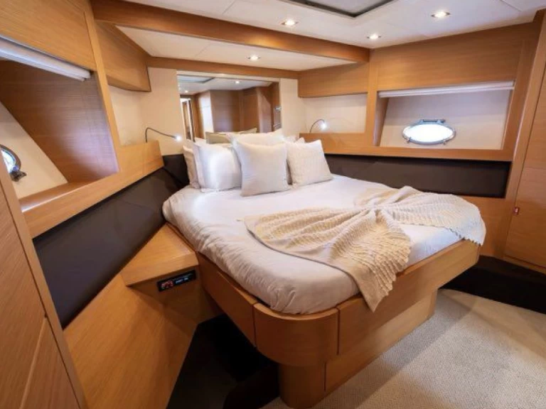 Pronajmout Jachta se skipperem či ne Pershing v Antibes