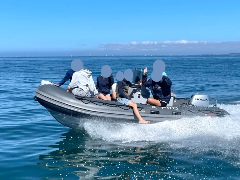 Polotuhá loď k pronájmu v Locmiquélic za nejlepší cenu