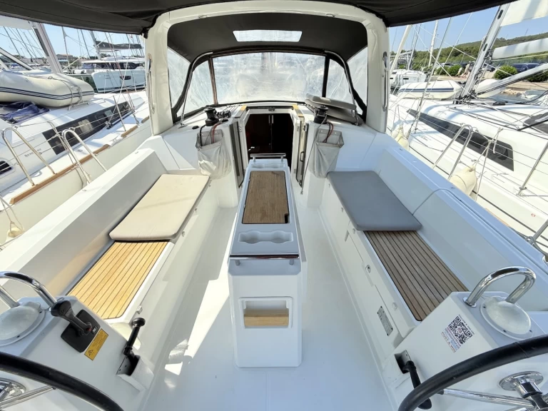 Bénéteau Oceanis 38.1 jednotlivci a charterové společnosti v Sukošan