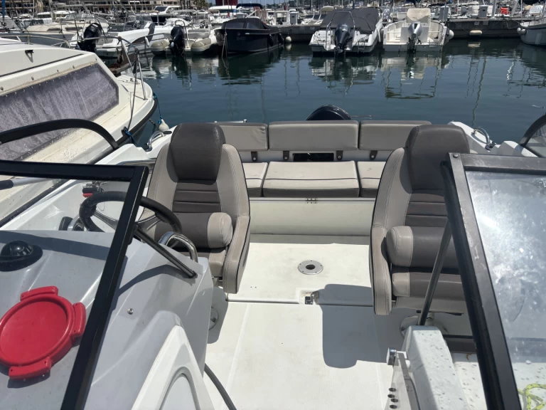 Jeanneau Cap Camarat 5.5 BR jednotlivci a charterové společnosti v Cogolin