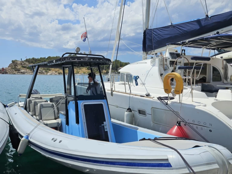 Polotuhá loď k pronájmu v Makarska za nejlepší cenu