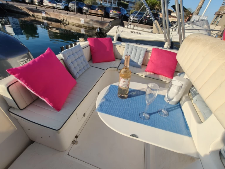 Pronajmout si Tecnomariner Stealth Mithos  v Sainte-Maxime