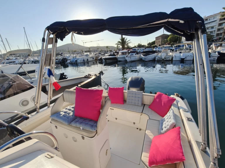 Pronájem lodi Tecnomariner Stealth Mithos  v Sainte-Maxime na Samboatu