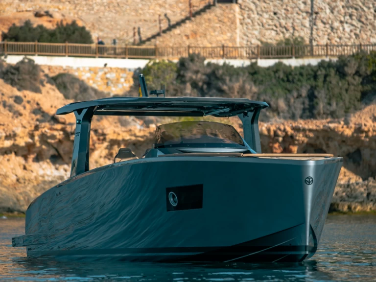 Tesoro T40 jednotlivci a charterové společnosti v Port des Marines de Cogolin