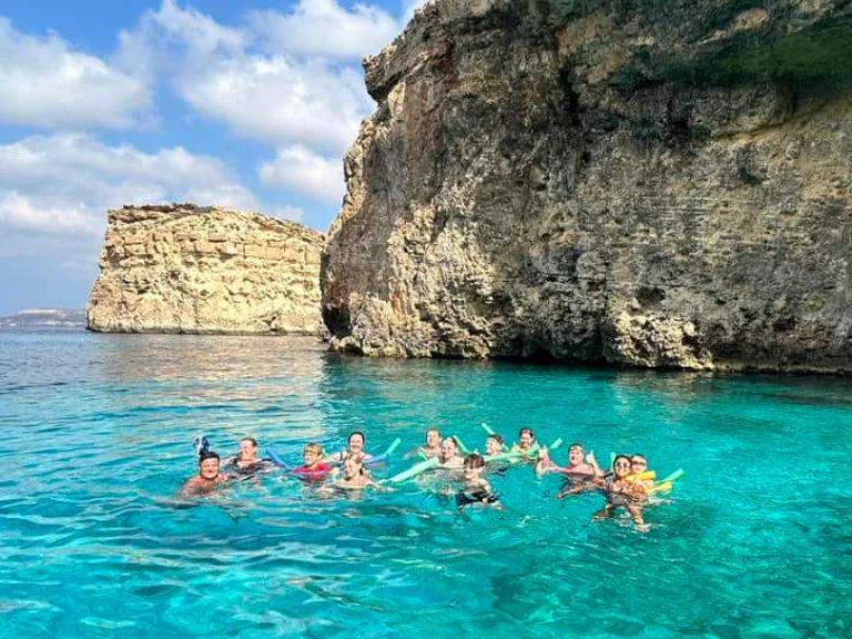 Motorová loď k pronájmu v Ċirkewwa za nejlepší cenu