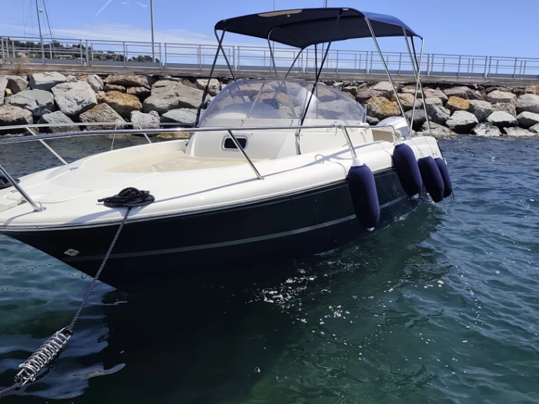 Pronajmout Motorová loď se skipperem či ne Jeanneau v Les Issambres