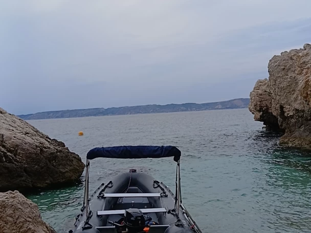 Polotuhá loď k pronájmu v Marseille za nejlepší cenu