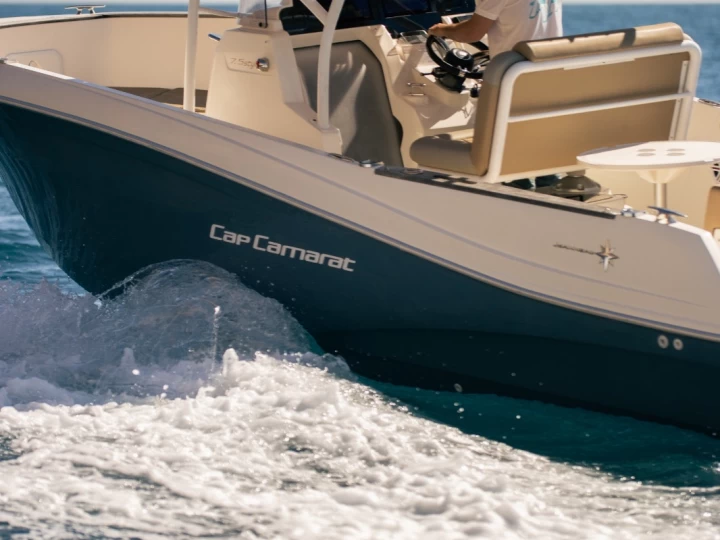 Pronajmout si Jeanneau Cap Camarat 7.5 CC v Altea
