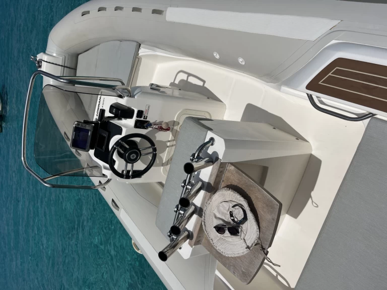 Pronájem Polotuhá loď Capelli s licencí