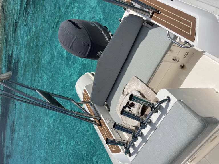 Polotuhá loď k pronájmu v Saint-Florent za nejlepší cenu