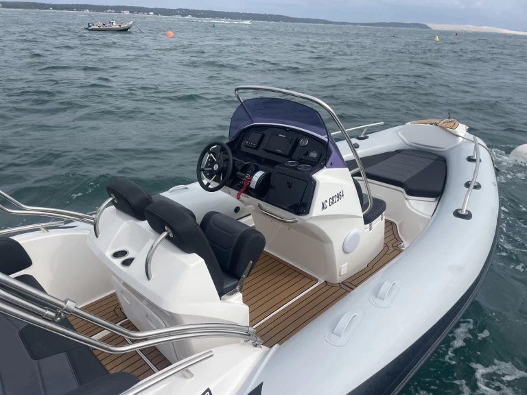 Pronajmout si Grand Boats Golden Line G580LF v Cap Ferret