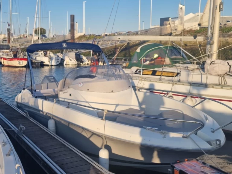 Pronájem Motorová loď Bénéteau s licencí