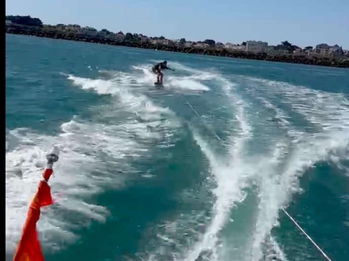 Pronajmout Motorová loď se skipperem či ne Jeanneau v Saint-Gilles-Croix-de-Vie