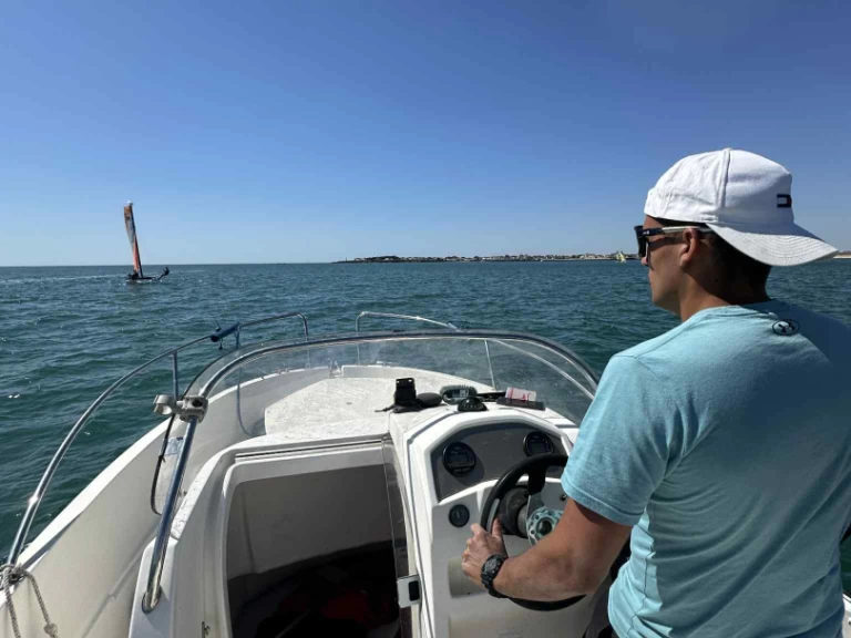 Pronájem Motorová loď Jeanneau s licencí