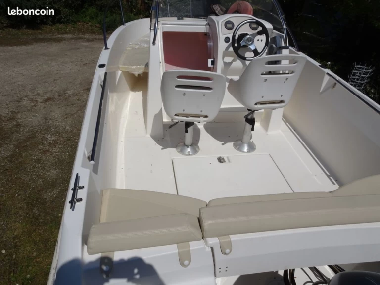 Jeanneau Cap Camarat 555 jednotlivci a charterové společnosti v Saint-Gilles-Croix-de-Vie