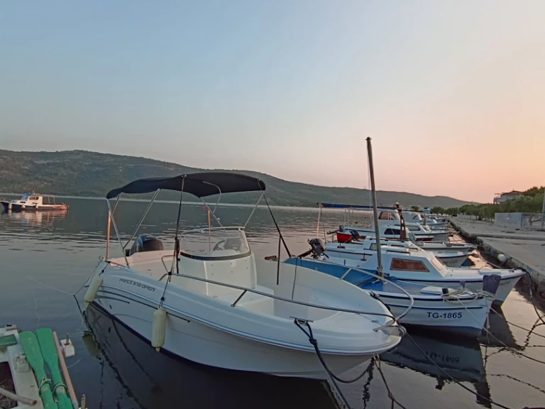 Pronájem Motorová loď AM Yacht s licencí