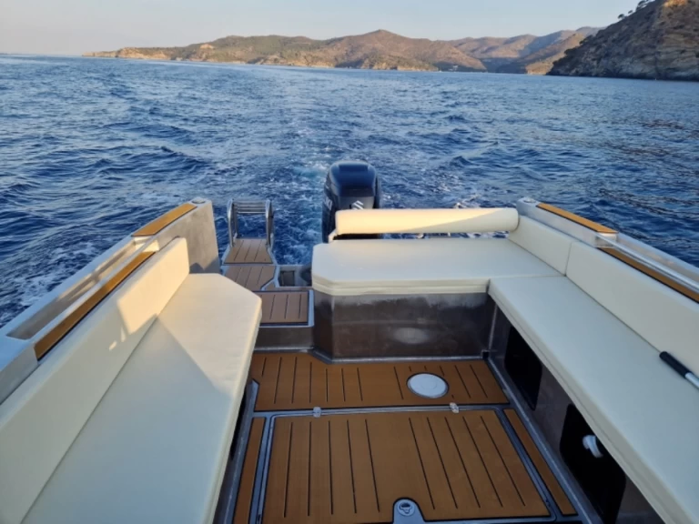 Pronájem lodi Roses lákavé ceny BA 75