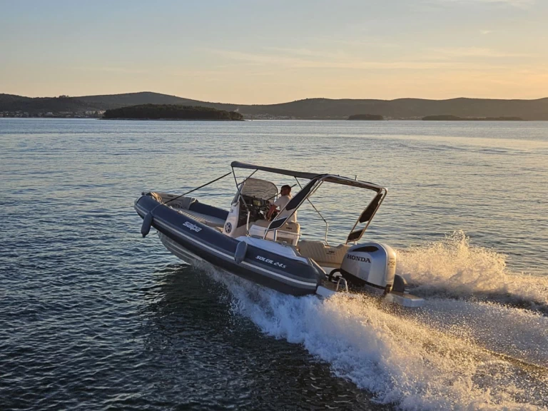 Pronájem Polotuhá loď Salpa s licencí