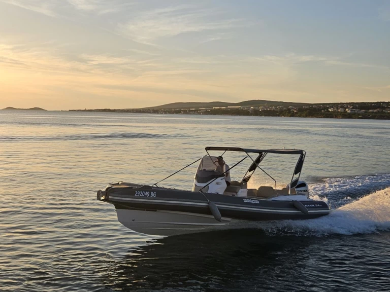 Polotuhá loď k pronájmu v Biograd Na Moru za nejlepší cenu