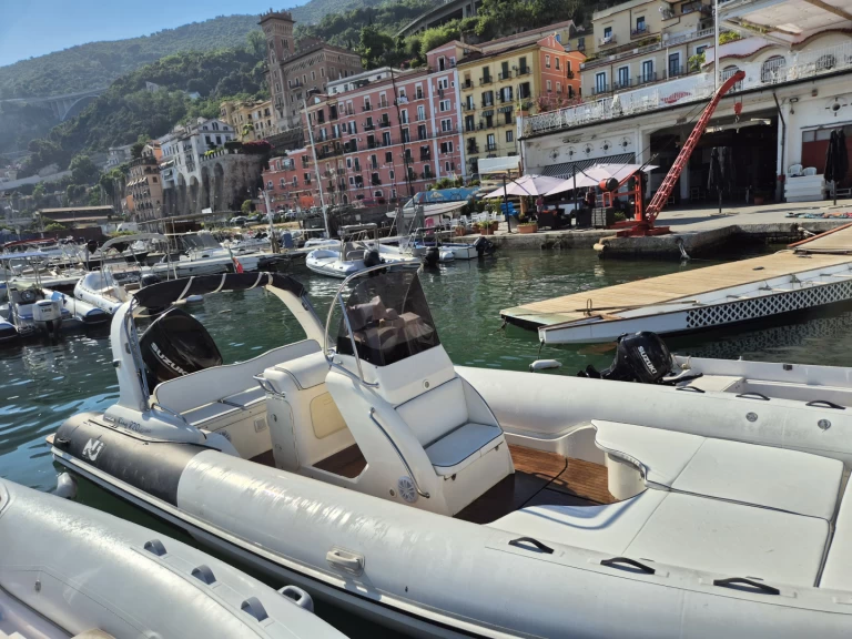 Polotuhá loď k pronájmu v Porto Turistico Masuccio Salernitano za nejlepší cenu