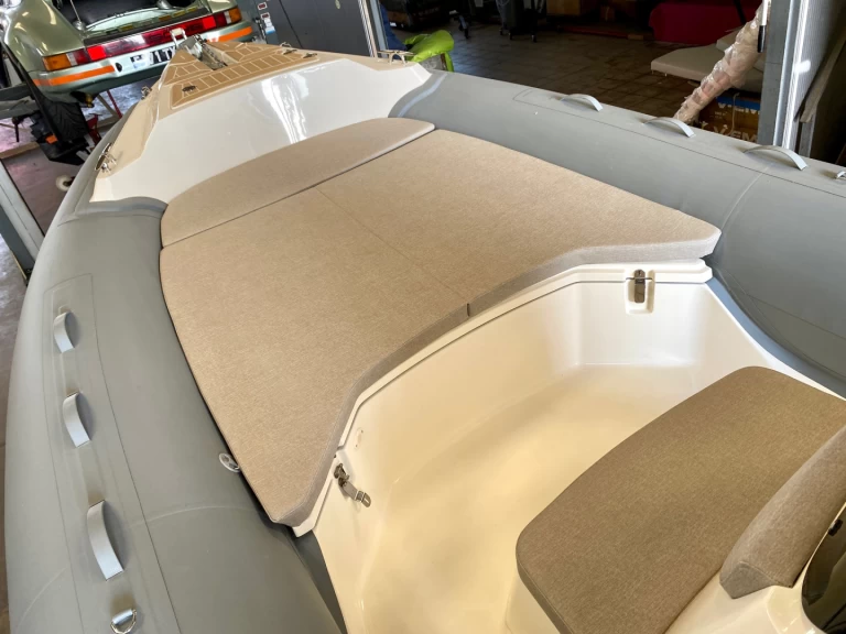 Polotuhá loď k pronájmu v Saint-Cyprien za nejlepší cenu