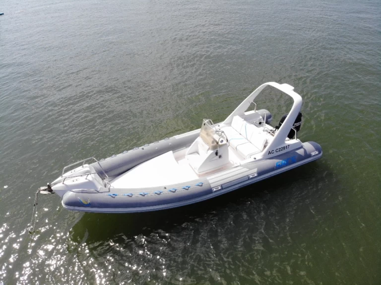 Pronájem Polotuhá loď Sacs s licencí