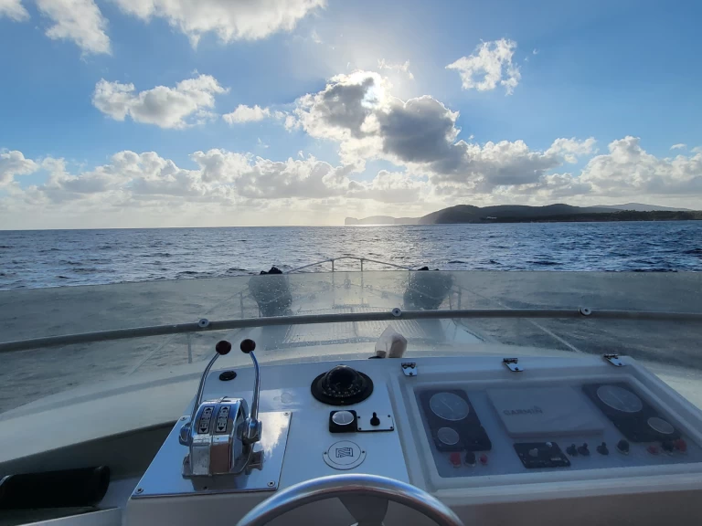 Ferretti Altura 40 jednotlivci a charterové společnosti v Porto di Fertilia