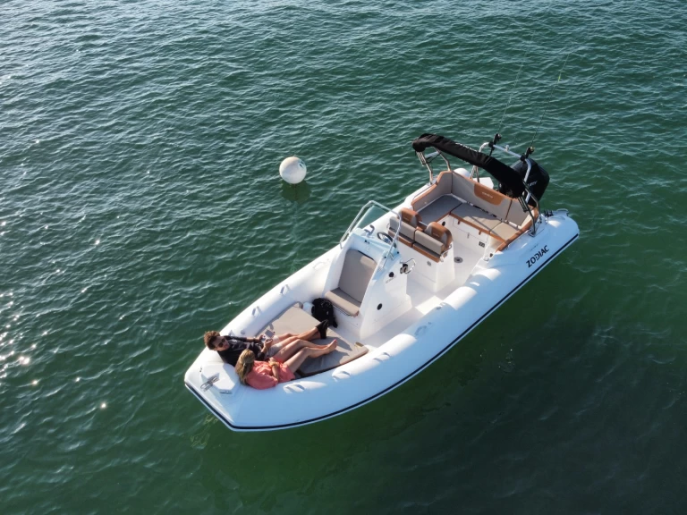 Pronájem Polotuhá loď Zodiac s licencí